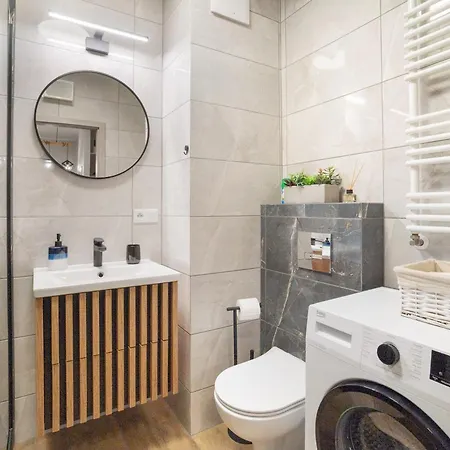 מלון דירות Cozy With Gym Close To The Airport And Centre ורשה