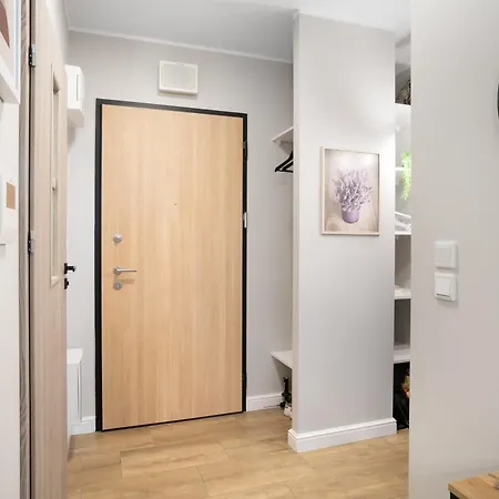 Apartmanhotel Cozy With Gym Close To The Airport And Centre Varsó